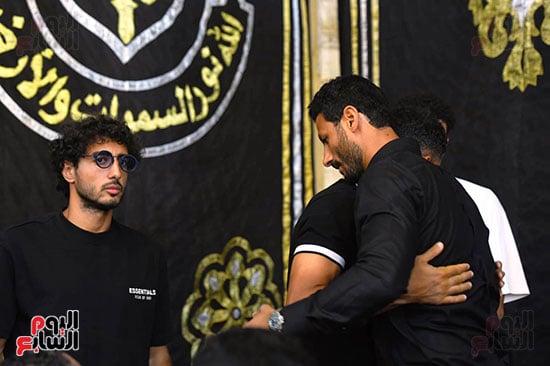 محمد الشناوى يتقبل العزاء فى والده