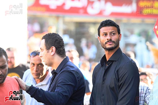 محمد الشناوى يتقبل العزاء فى والده بكفر الشيخ