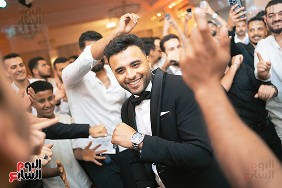 رقص الزميل محمد الحصرى خلال حفل الزفاف رقص الزميل محمد الحصرى خلال حفل الزفاف