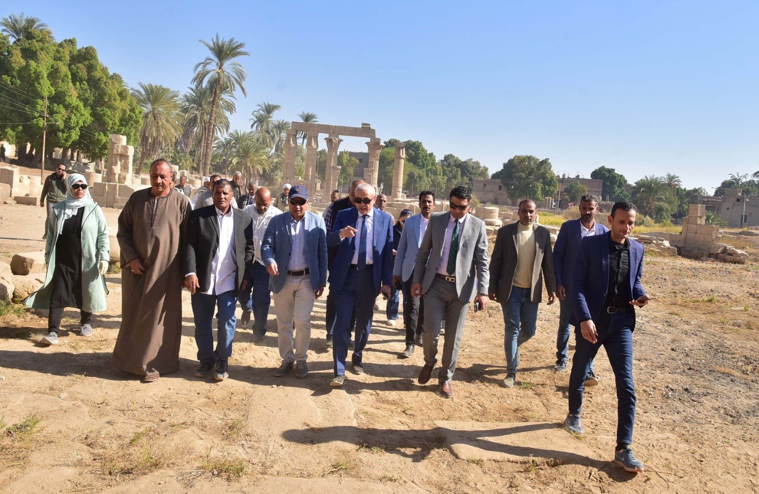 جولة المحافظ فى منطقة معبد مونتو بالمدامود جولة المحافظ فى منطقة معبد مونتو بالمدامود