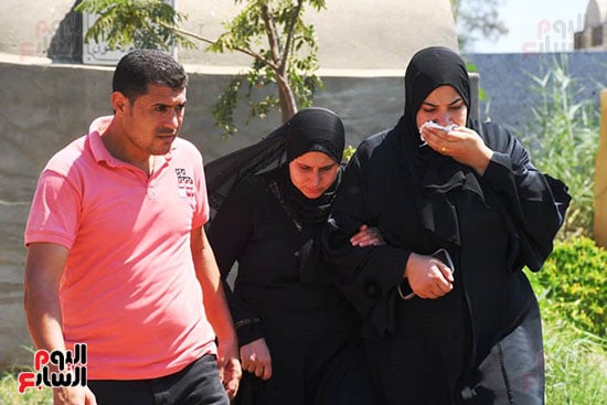 الحزن يسيطر ع الاسرة (2)