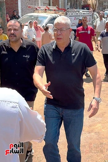 احمد شوبير يصل لاداء صلاة الجنازة علي والد الشناوي (1)