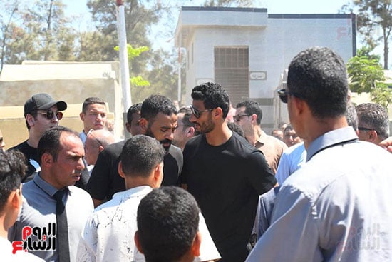 محمد الشناوي اثناء الجنازة وسط اهالي كفر الشيخ (3)