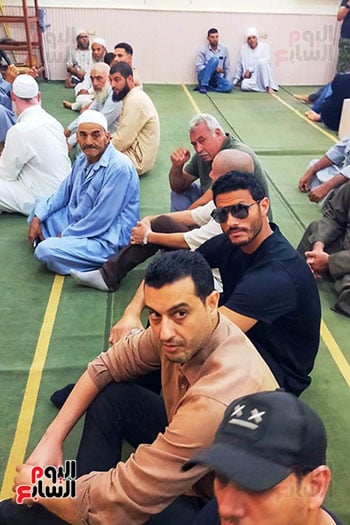 محمد الشناوي داخل المسجد اثناء الصلاة على والده (2)