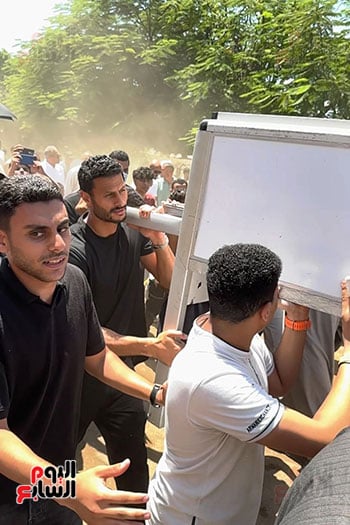 الشناوي يحمل نعش والده