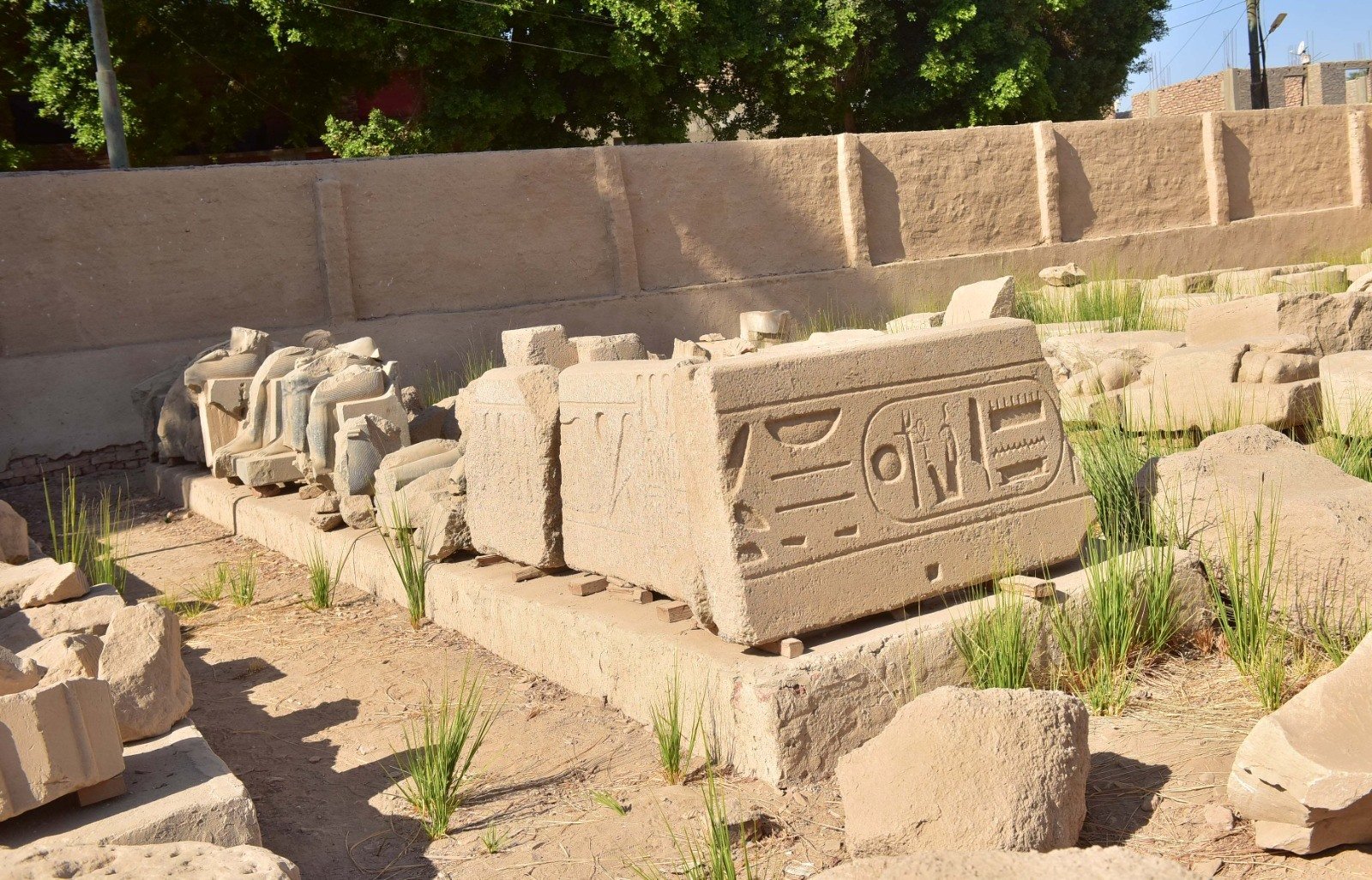 جانب من القطع الأثرية داخل معبد مونتو بالطود جانب من القطع الأثرية داخل معبد مونتو بالطود