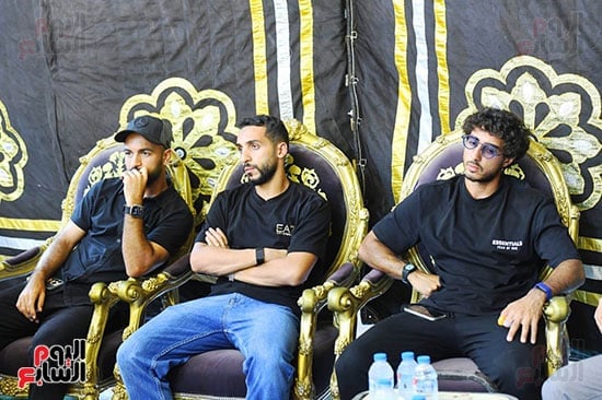 محمد هاني وكريم فؤاد بالساعة الذكية في عزاء والد الشناوي