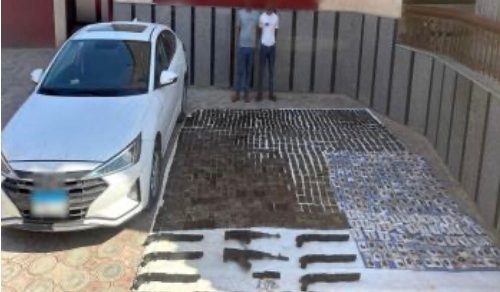 اثنين من المتهمين وجزء من المواد المخدرة