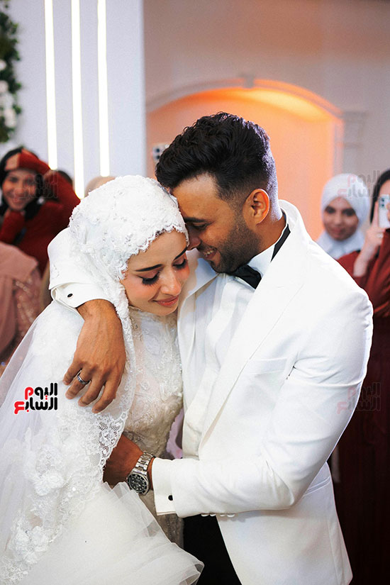 العروسان ولحظة سعادة وفرحة العروسان ولحظة سعادة وفرحة