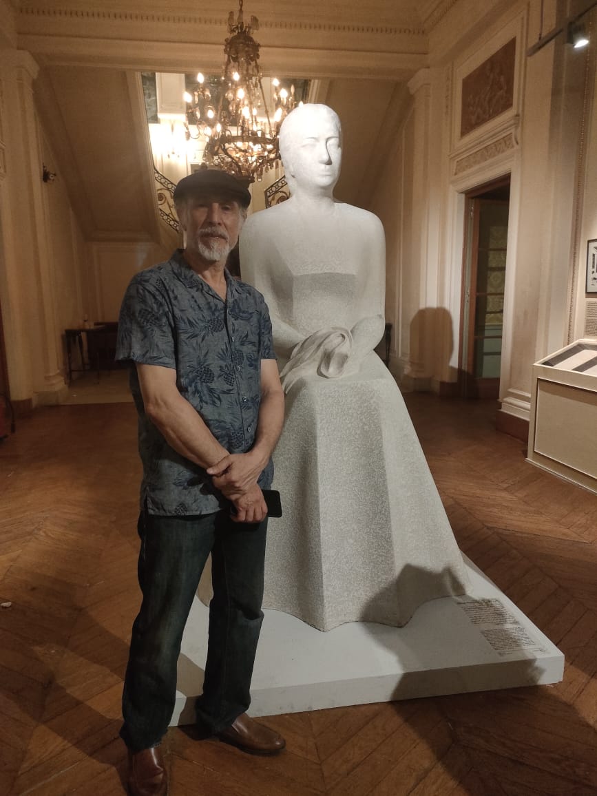 الفنان طارق الكومي بجانب التمثال