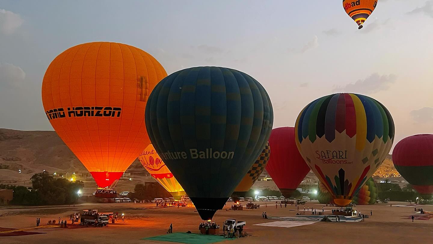 تجهيز البالونات للإقلاع فى سماء البر الغربى تجهيز البالونات للإقلاع فى سماء البر الغربى