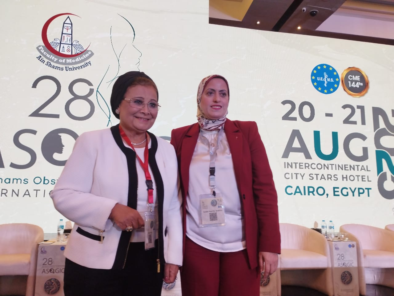 الدكتورة عبلة الالفى مع احد اساتذة النساء والتوليد بطب عين شمس