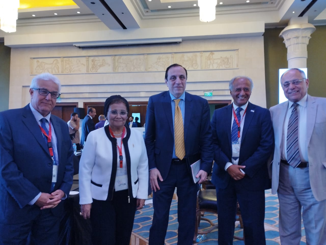 الدكتورة عبلة الالفى مع رئيس المؤتمر واساتذة امراض النساء والتوليد بطب عين شمس