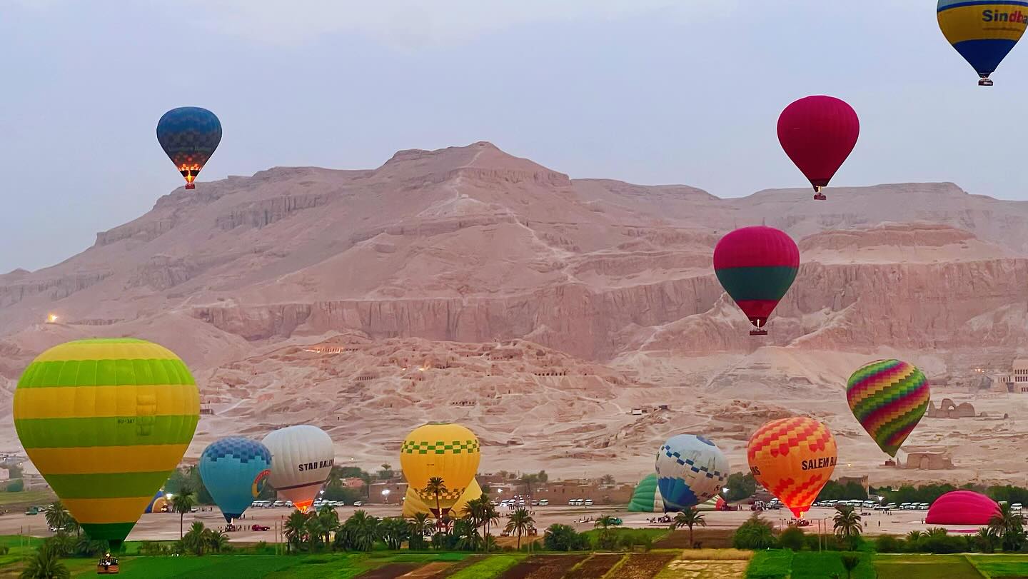 لحظات إقلاع البالونات الطائرة فى سماء الأقصر لحظات إقلاع البالونات الطائرة فى سماء الأقصر