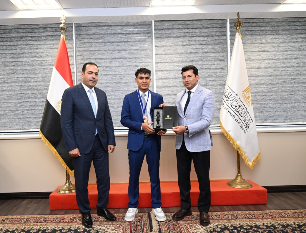 وزير الرياضة مع محمد راتب