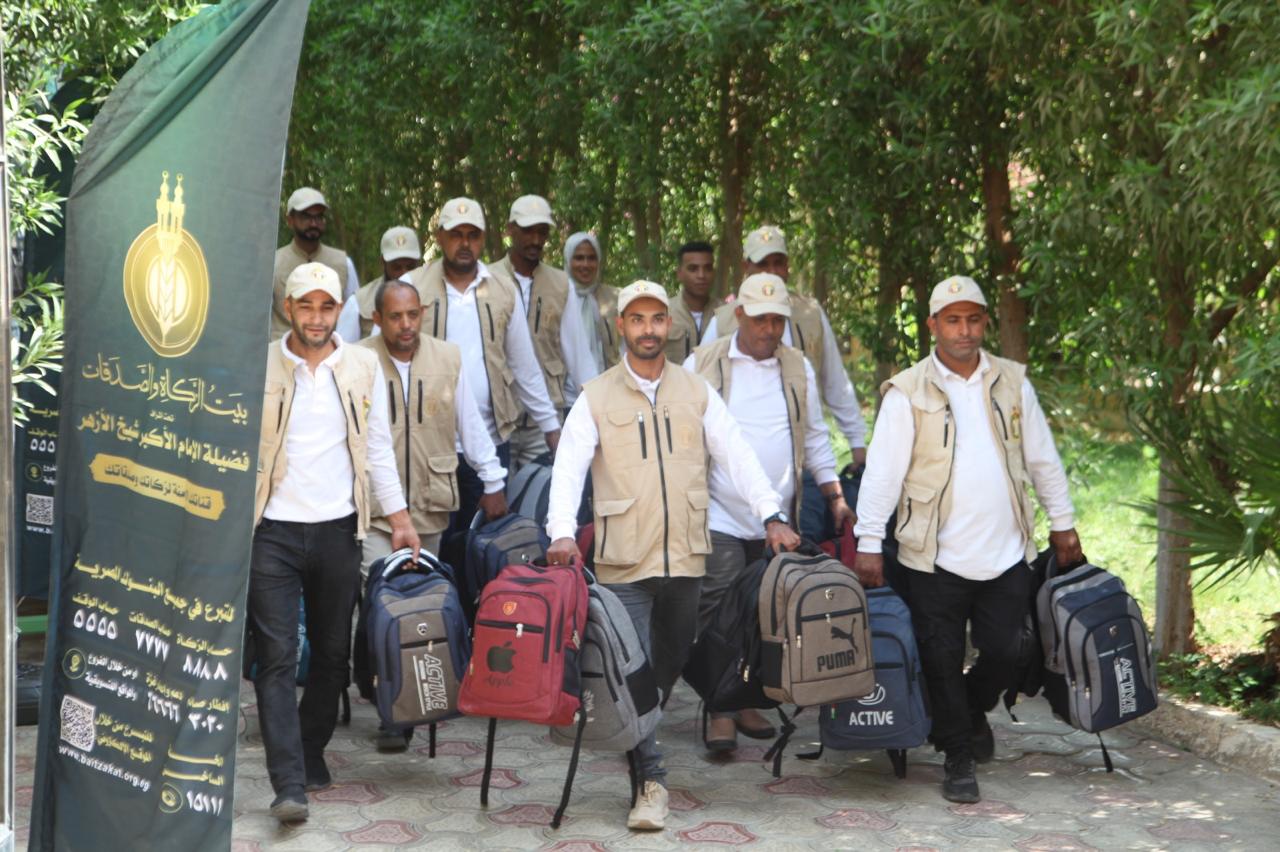 شيخ الأزهر يشارك التلاميذ فرحتهم خلال إطلاق بيت الزكاة والصدقات حملة إلى المدرسة