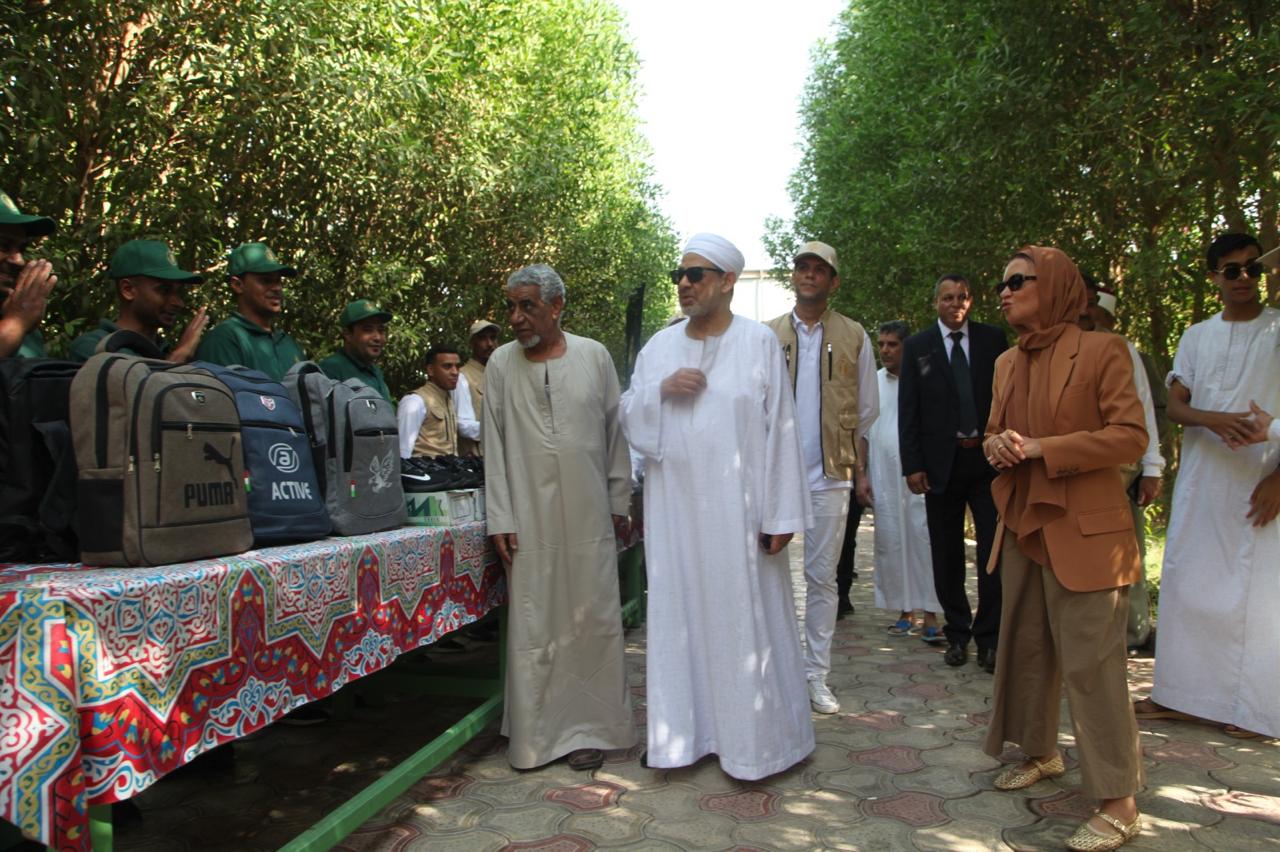 شيخ الأزهر يشارك التلاميذ فرحتهم خلال إطلاق بيت الزكاة والصدقات حملة إلى المدرسه