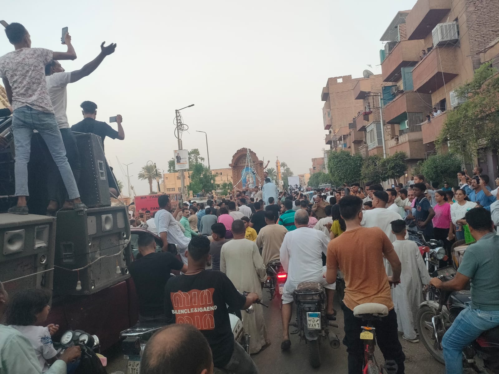 بهجة وسعادة بين أقباط الأقصر بالزفة وتقديم النذور بهجة وسعادة بين أقباط الأقصر بالزفة وتقديم النذور