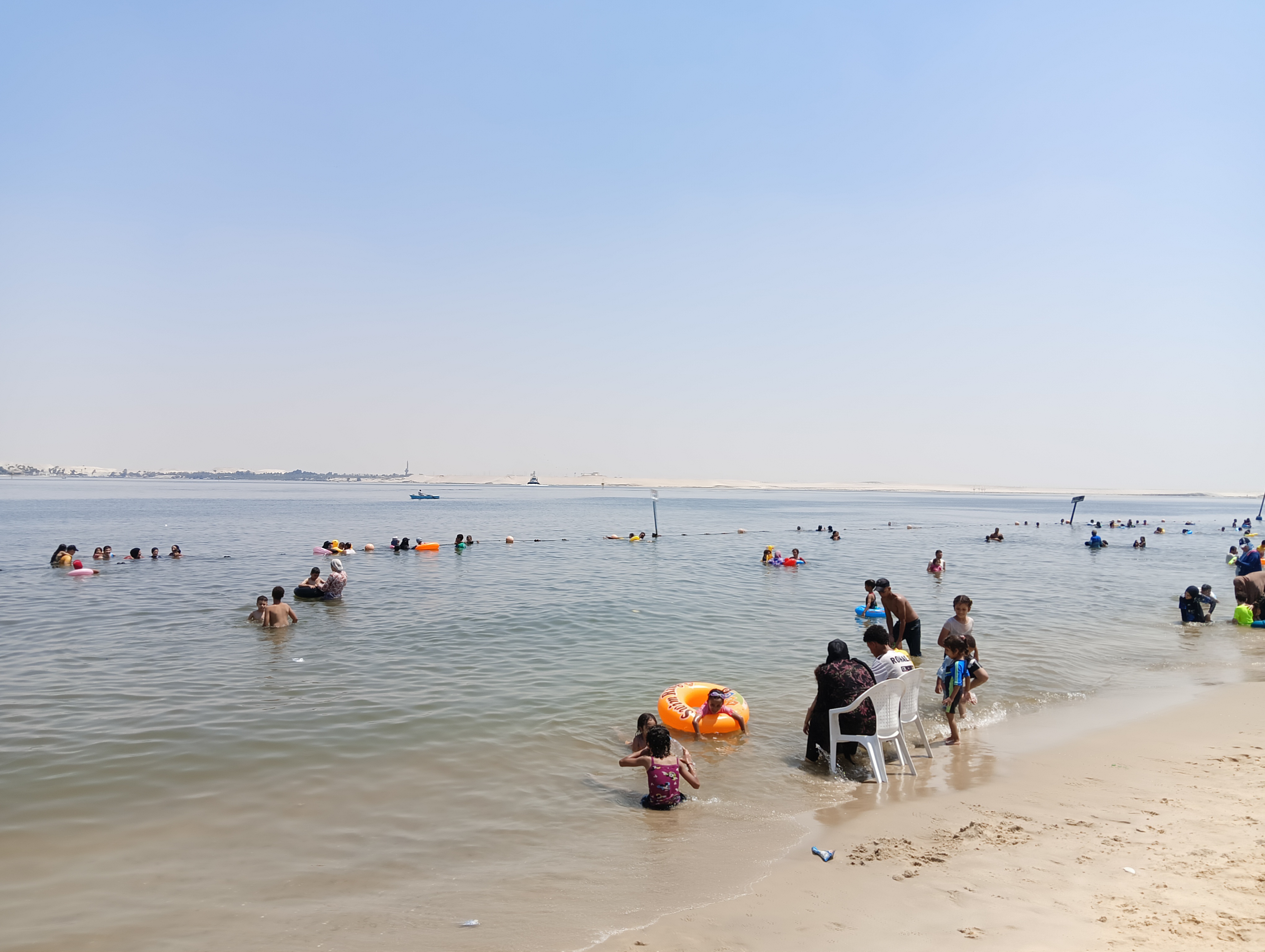 المصطافين على شاطئ الفيروز (3)