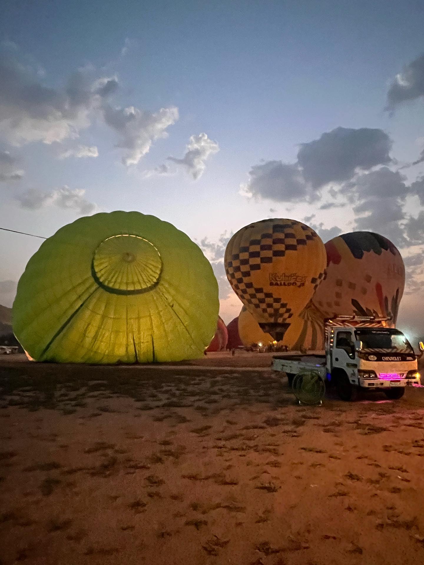 لحظات تحليق وتجهيز البالون للطيران فى السماء لحظات تحليق وتجهيز البالون للطيران فى السماء