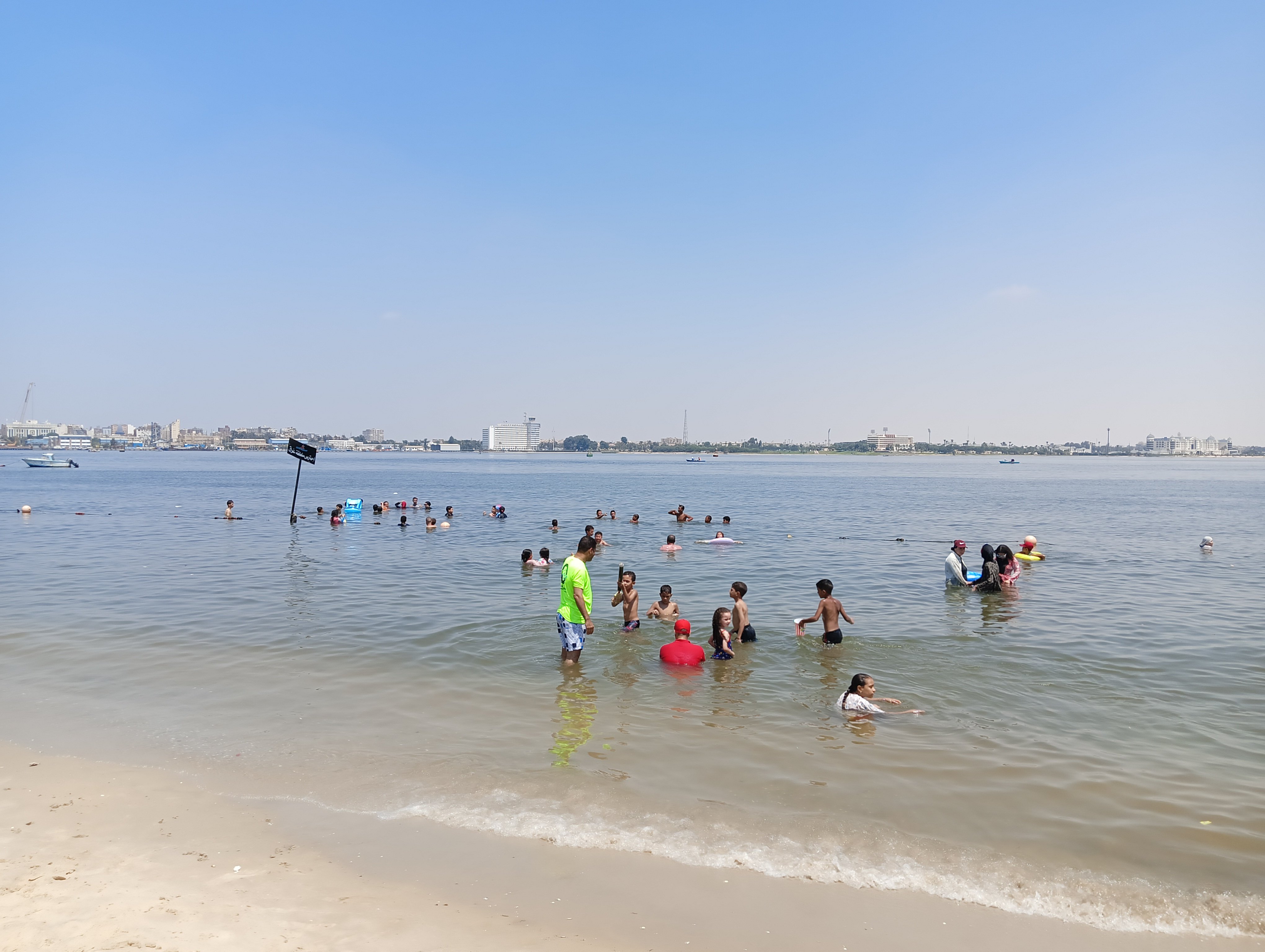 المصطافين على شاطئ الفيروز (2)