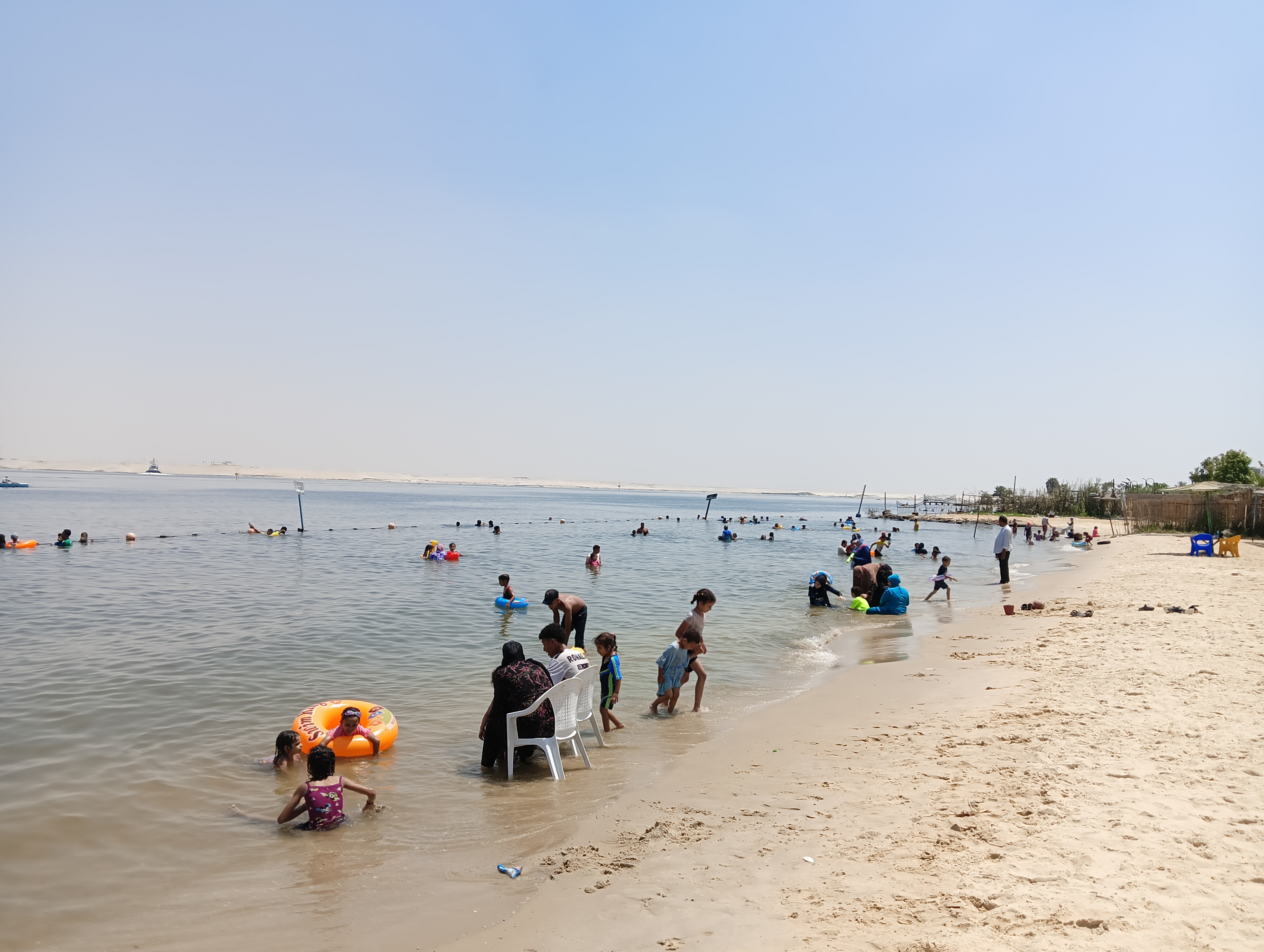 المصطافين على شاطئ الفيروز (4)