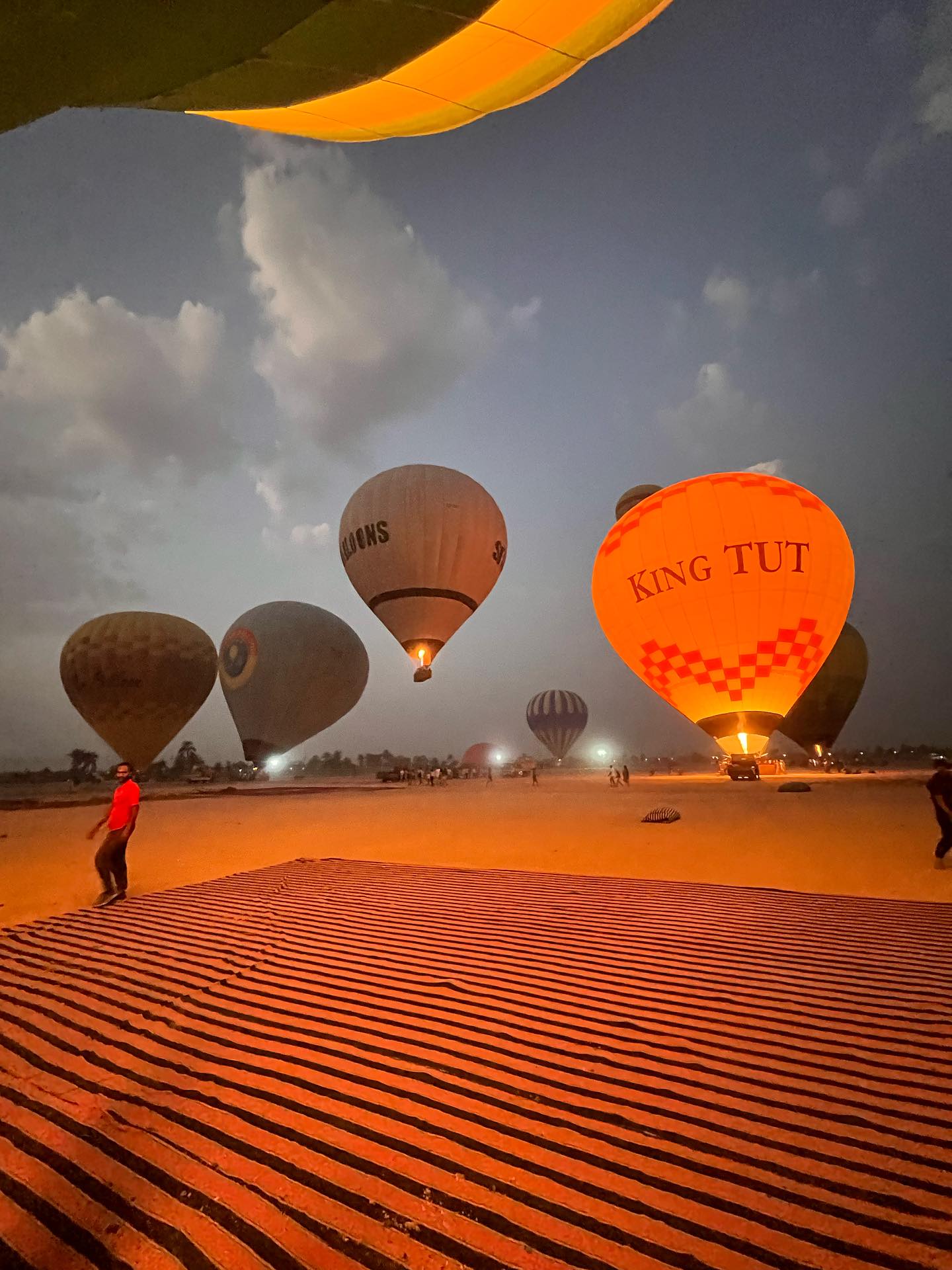خروج رحلات البالون فجراً فى غرب الأقصر خروج رحلات البالون فجراً فى غرب الأقصر