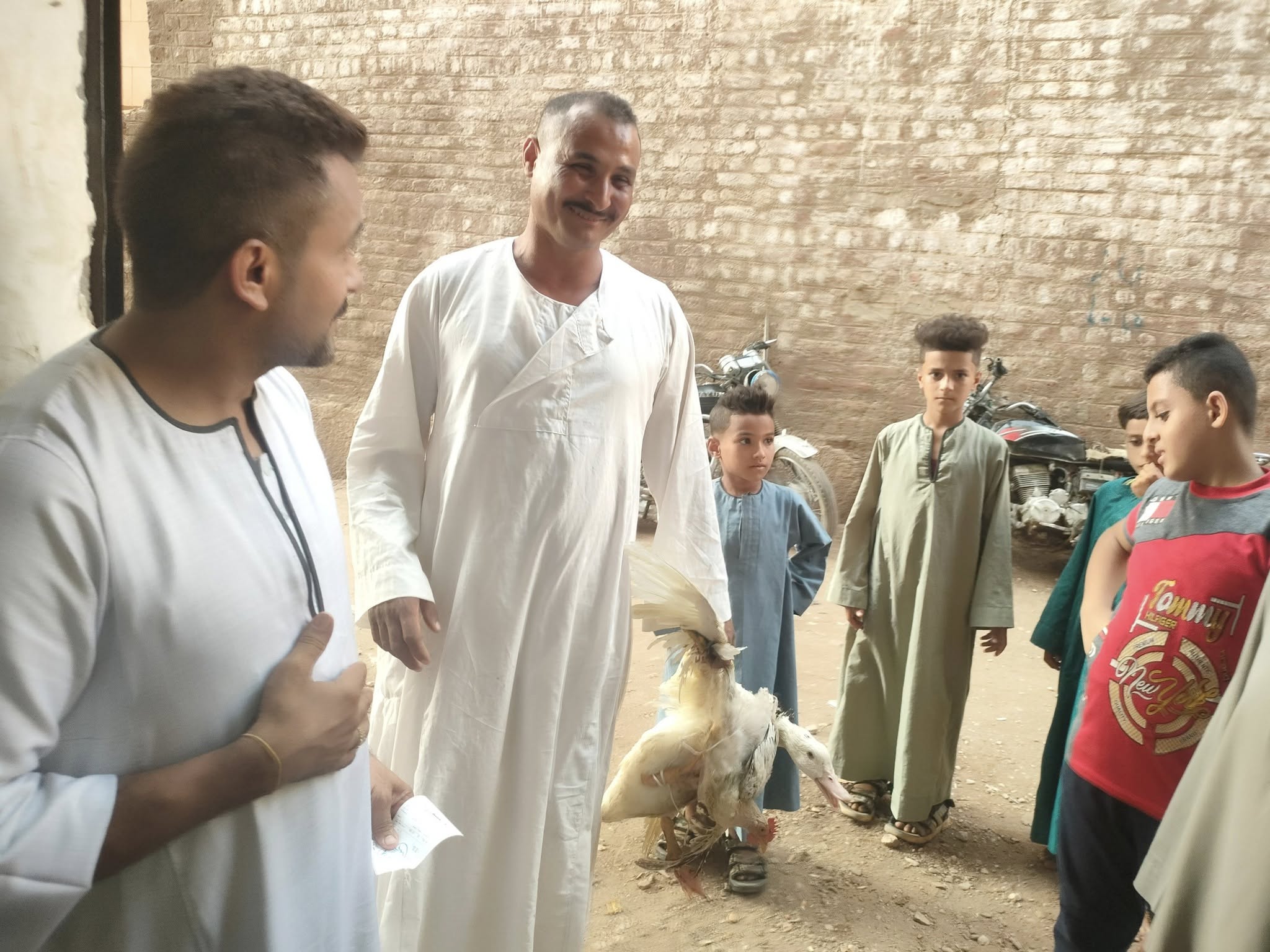 أهالى إسنا خلال تقديم النذور فى يوم صوم العذراء مريم أهالى إسنا خلال تقديم النذور فى يوم صوم العذراء مريم