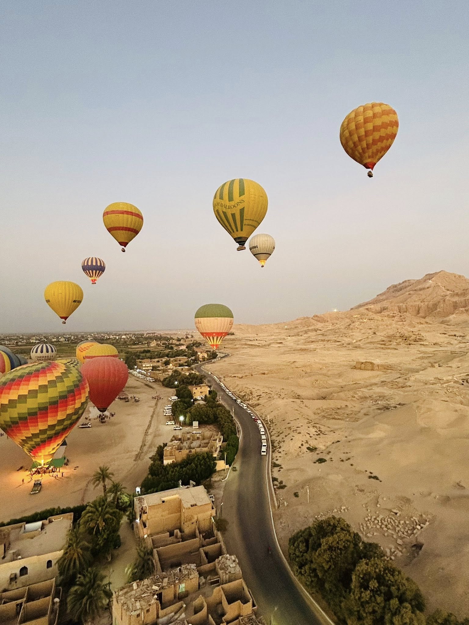 جانب من خروج البالونات فى سماء البر الغربي جانب من خروج البالونات فى سماء البر الغربي