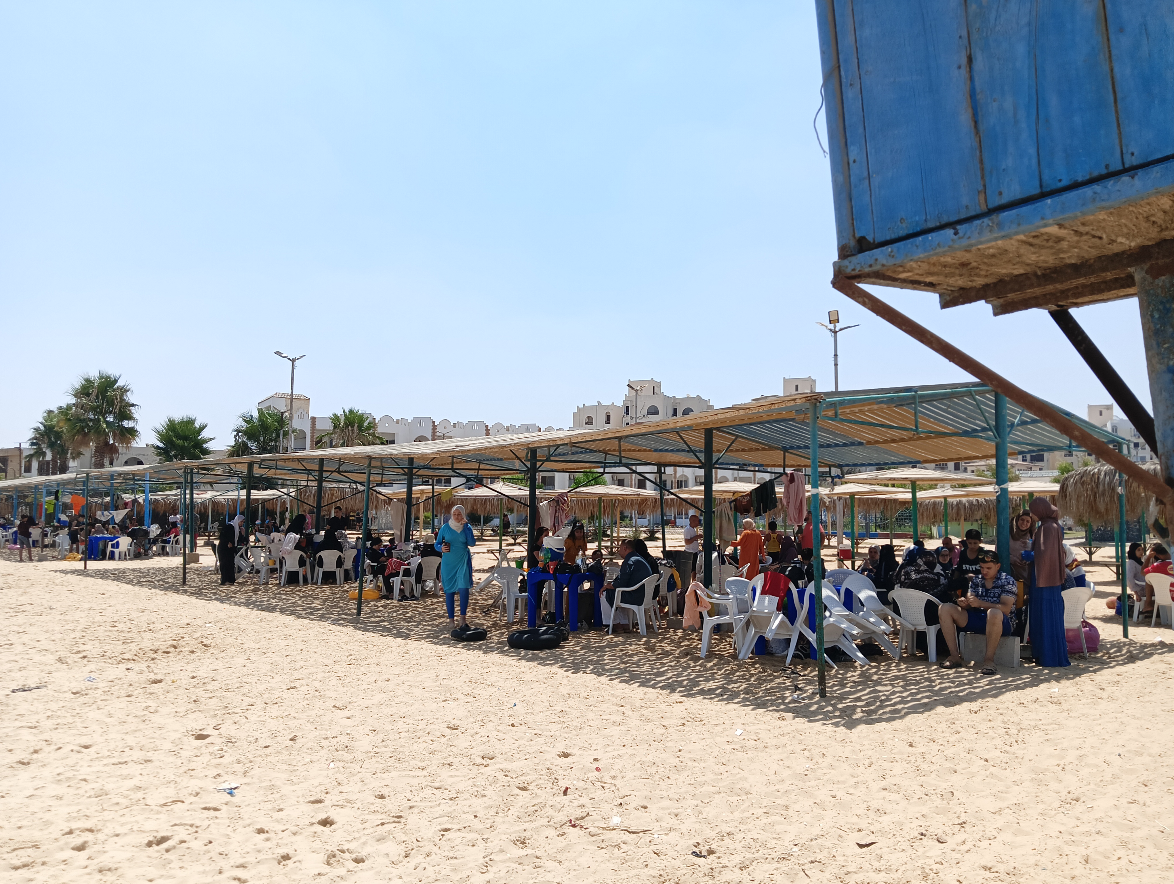 المصطافين على شاطئ الفيروز (5)