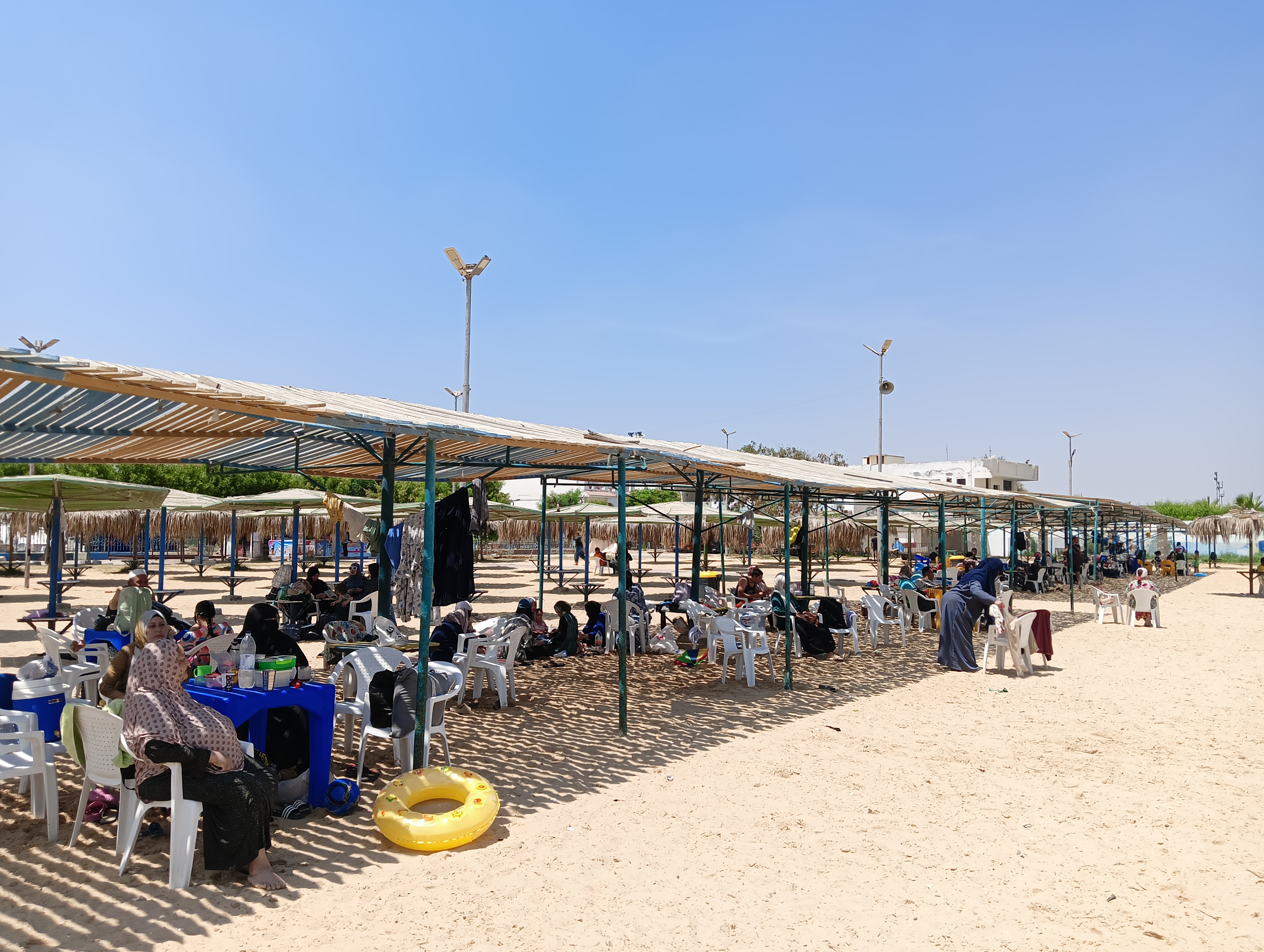 المصطافين على شاطئ الفيروز (1)