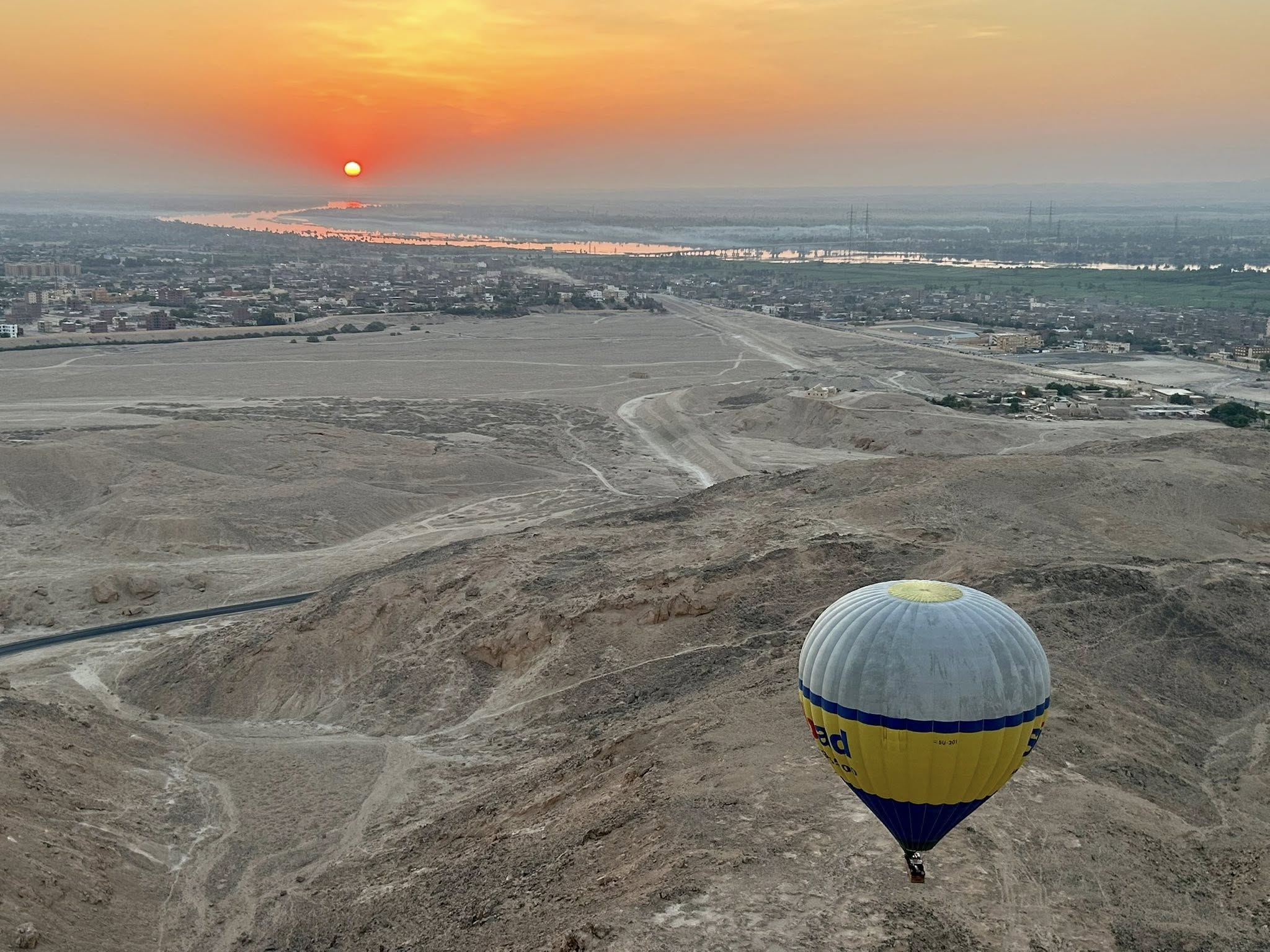 البالون الطائر يحلق فى السماء مع شروق الشمس البالون الطائر يحلق فى السماء مع شروق الشمس