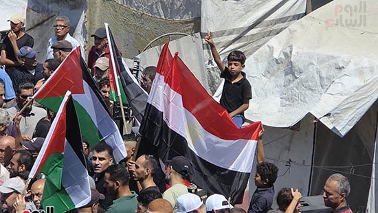 فلسطينيون-يرفعون-علم-مصر-دعما-للمقترح-المصري