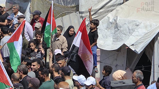 فلسطينيون-يرفعون-علم-مصر-دعما-للمقترح-المصري-2