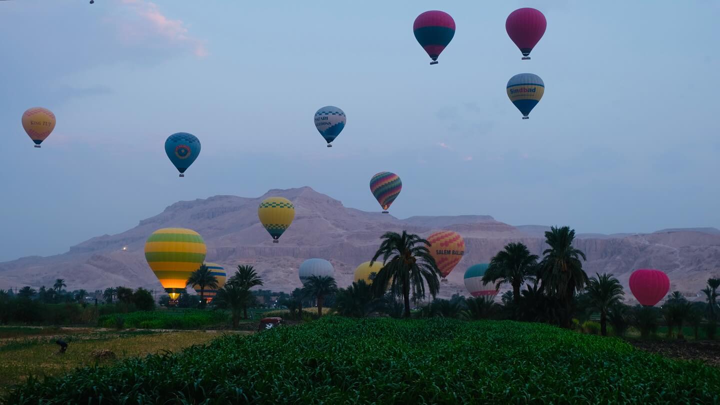إقلاع البالونات الطائرة فى سماء غرب الأقصر إقلاع البالونات الطائرة فى سماء غرب الأقصر
