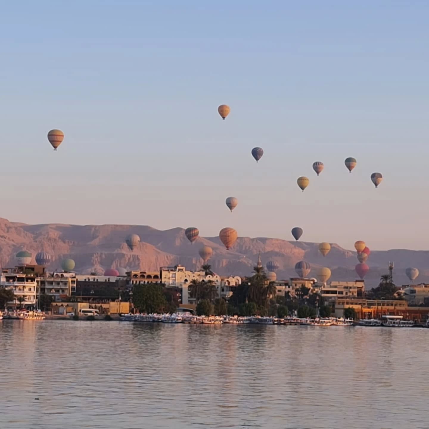 تحليق رحلات البالون الطائر فوق ضفاف النيل بالبر الغربى تحليق رحلات البالون الطائر فوق ضفاف النيل بالبر الغربى