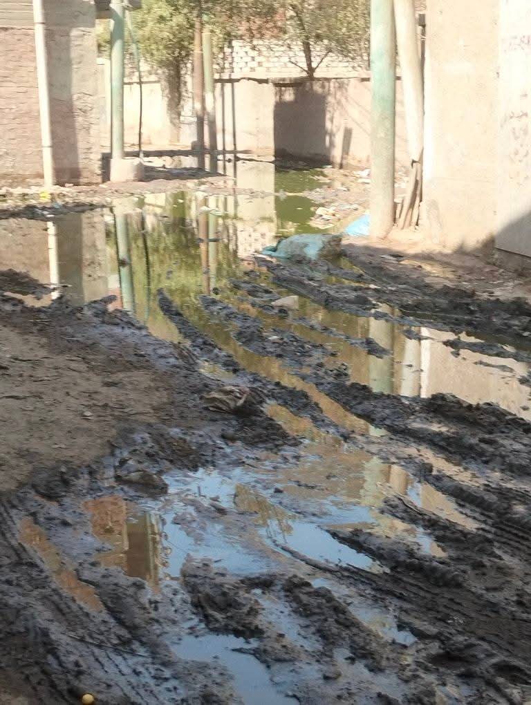 المياه الجوفية تغمر شوارع قرية العطف (4)