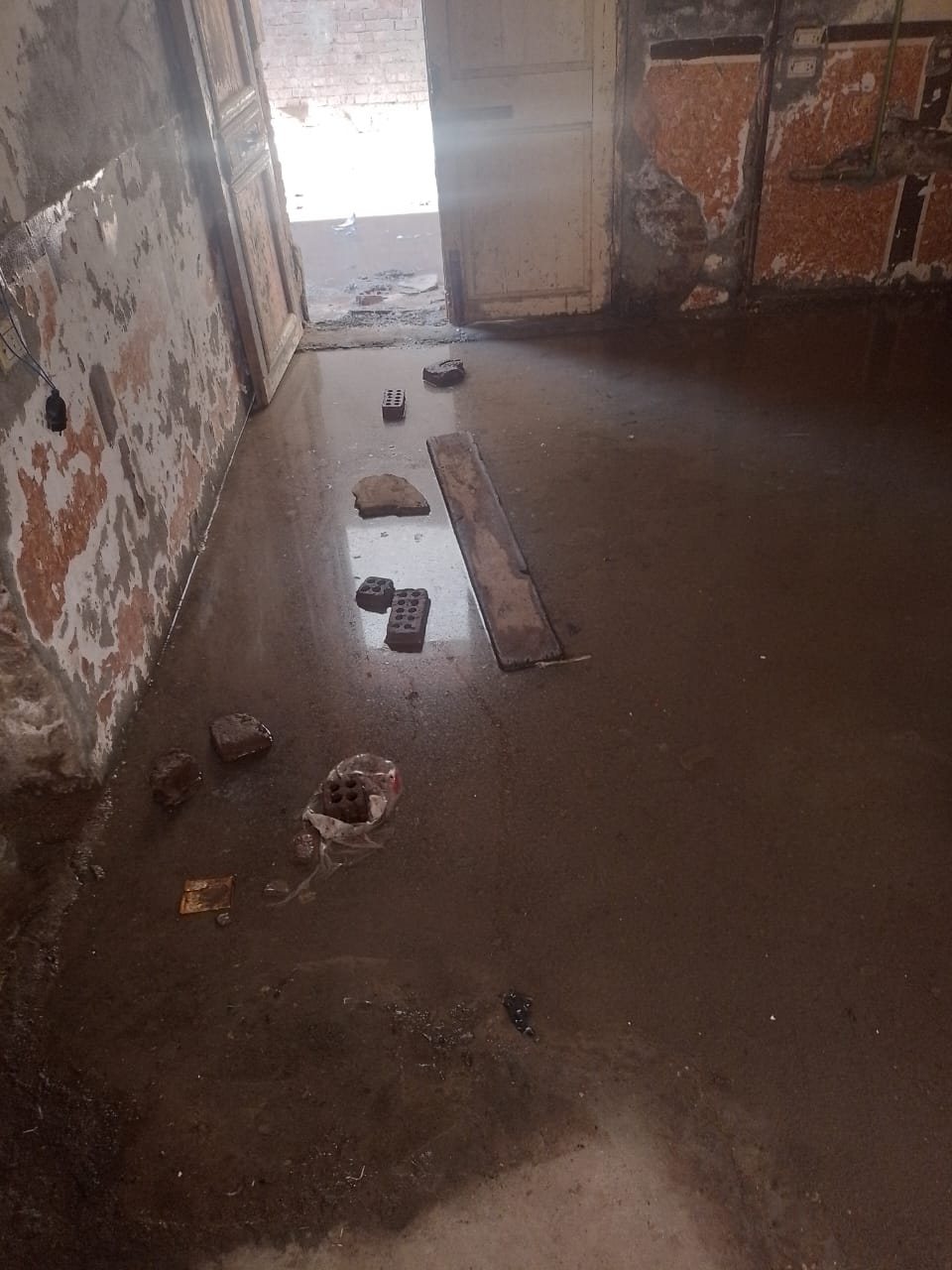 المياه الجوفية تغمر شوارع قرية العطف (6)