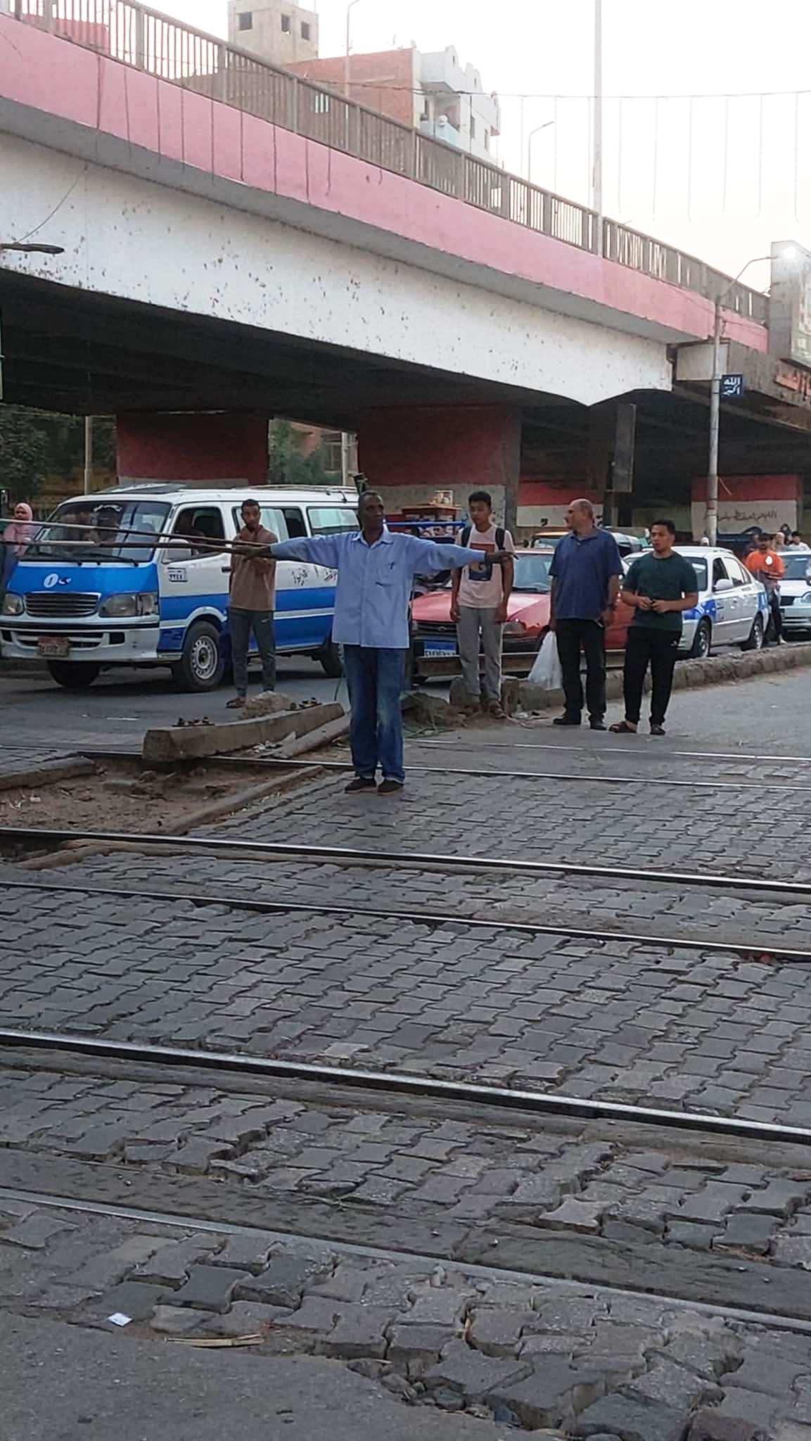 عم طارق ينظم حركة المرور عم طارق ينظم حركة المرور