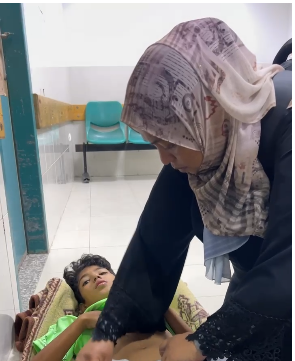 محمد سلوت ووالدته داخل المستشفى