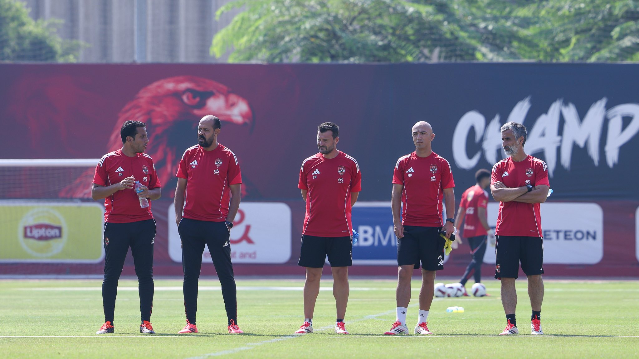 ريبيرو مع جهازه المعاون