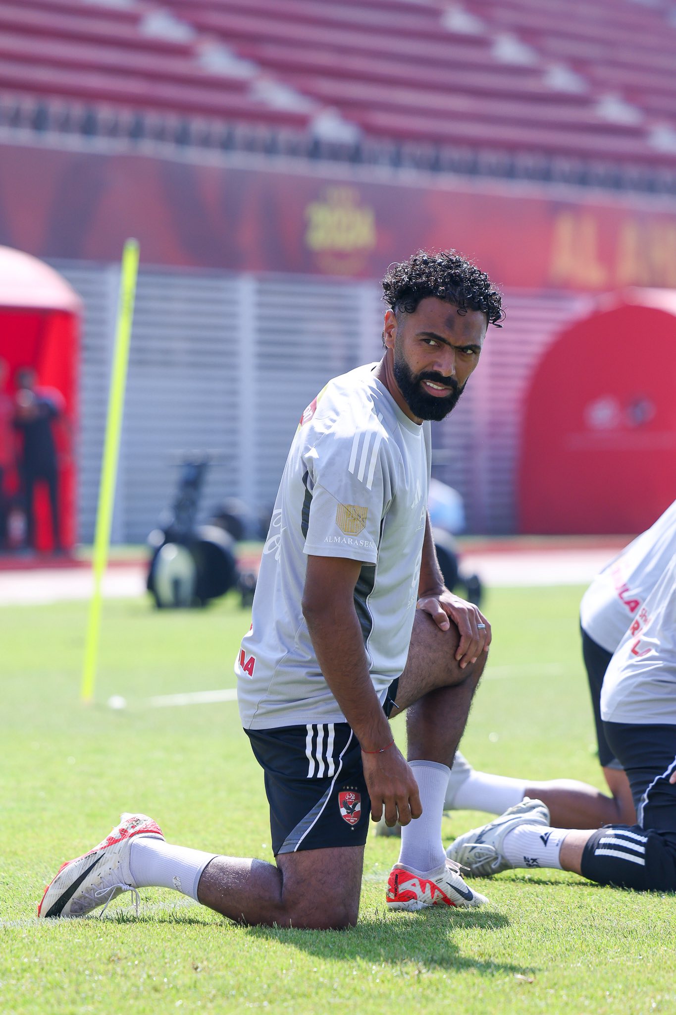 نظرة حسين الشحات في مران اليوم