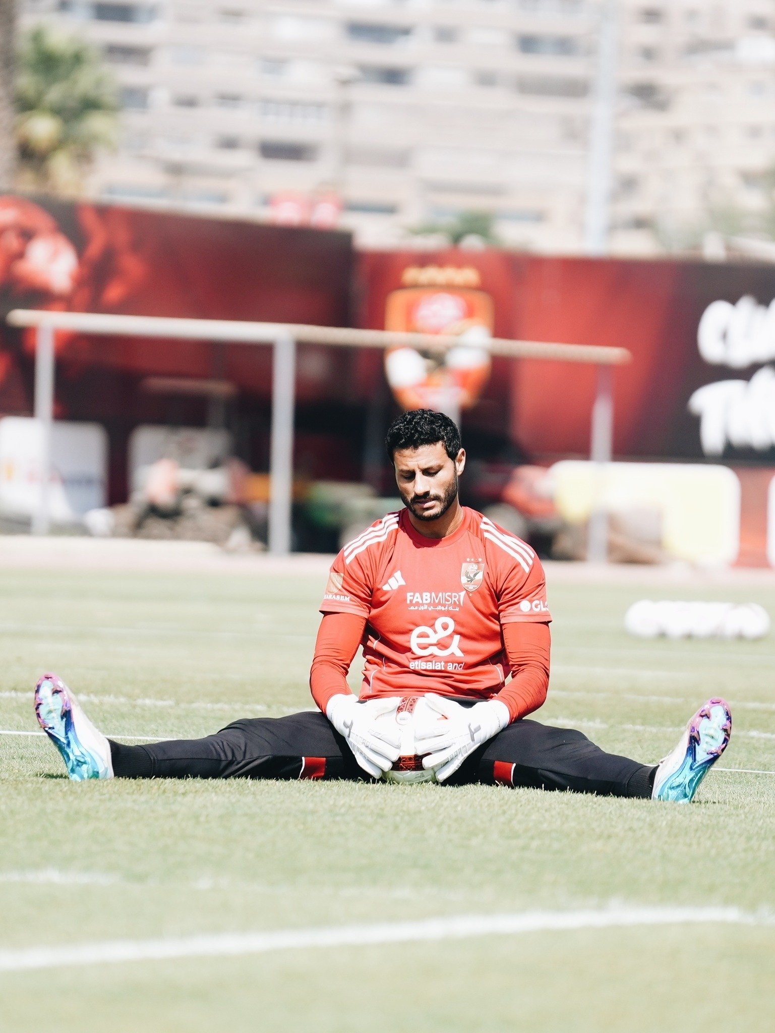 الشناوى متأثراً بوفاة والده فى مران الاهلى (3)