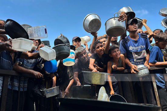 أطفال غزة فى محاولات الحصول على الطعام