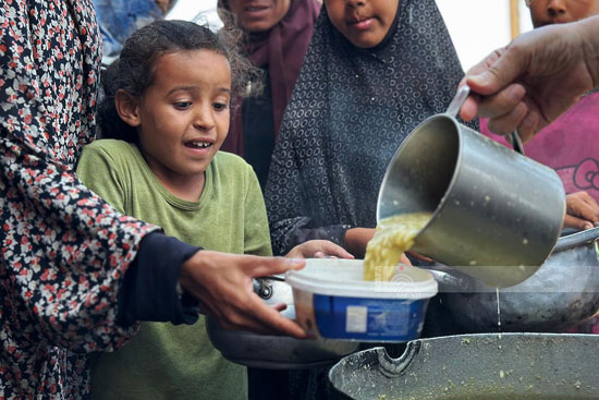 فرحة الطفلة بالحصول على الطعام