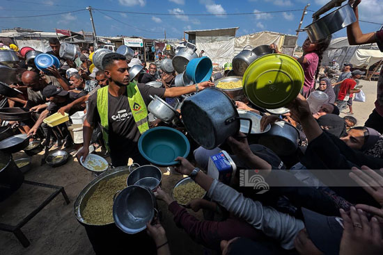 أهالى خان يونس يحصلون على الطعام من تكية خيرية