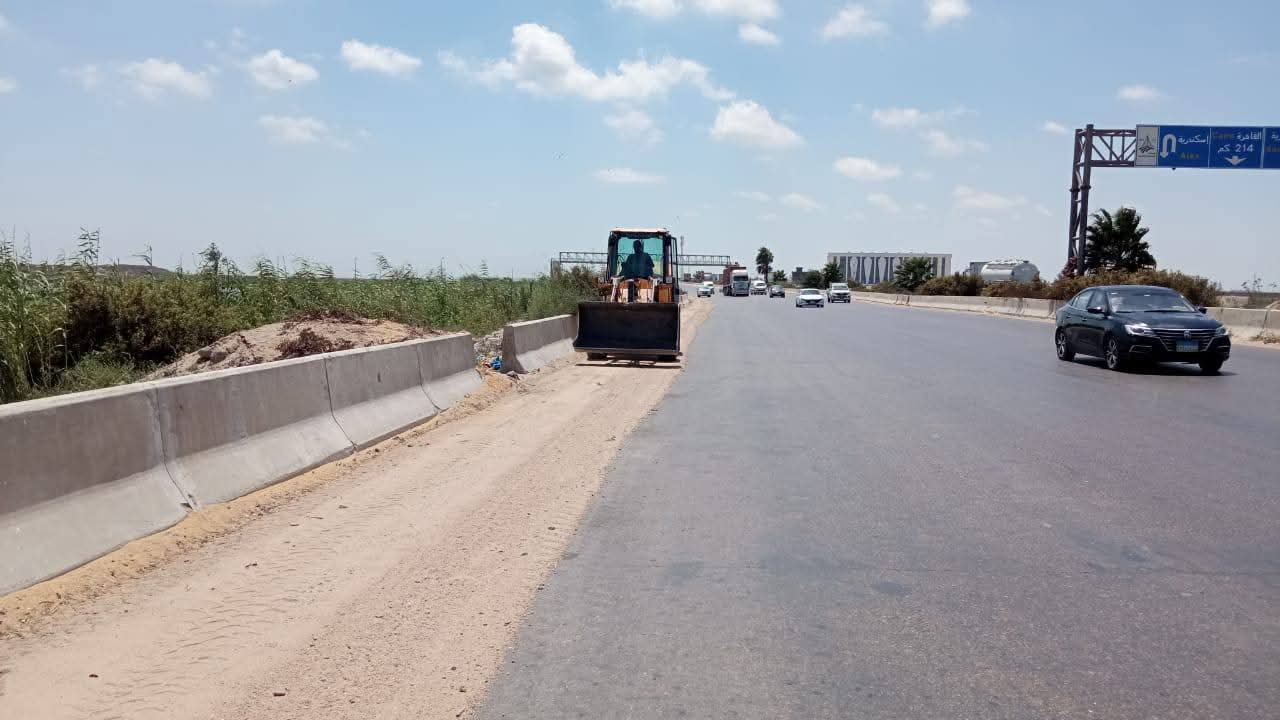 رفع اتربة من مدخل الطريق الصحراوي الإسكندرية رفع اتربة من مدخل الطريق الصحراوي الإسكندرية