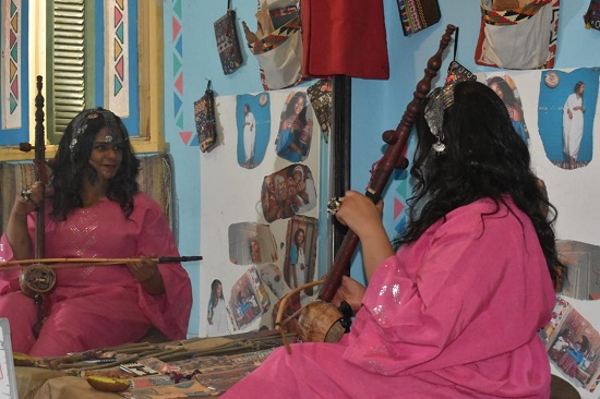 صفا تحمل آلة الربابة