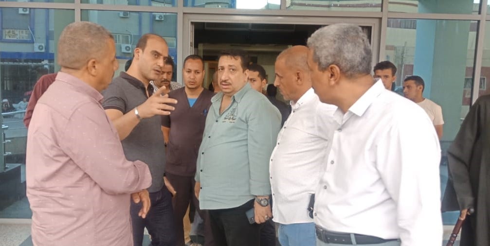 رئيس المدينة والنواب بمع مدير مستشفى طهطا العام