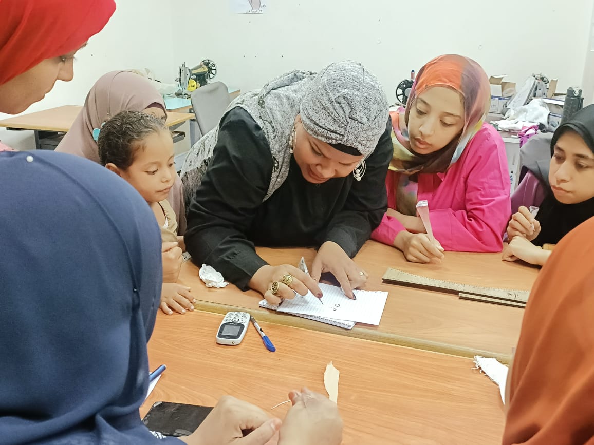أيادي مصر بالأقصر تدعم الفتيات بورش تدريبية مجانية على الحرف اليدوية